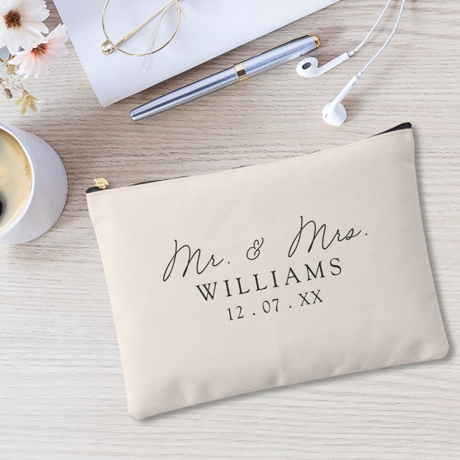 Pochette À Accessoires Faveur de mariage élégante en beige monogrammée  (In situ, on office desk)