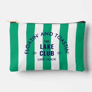 Pochette À Accessoires Flottant et portant un toast au Lake Club Green St