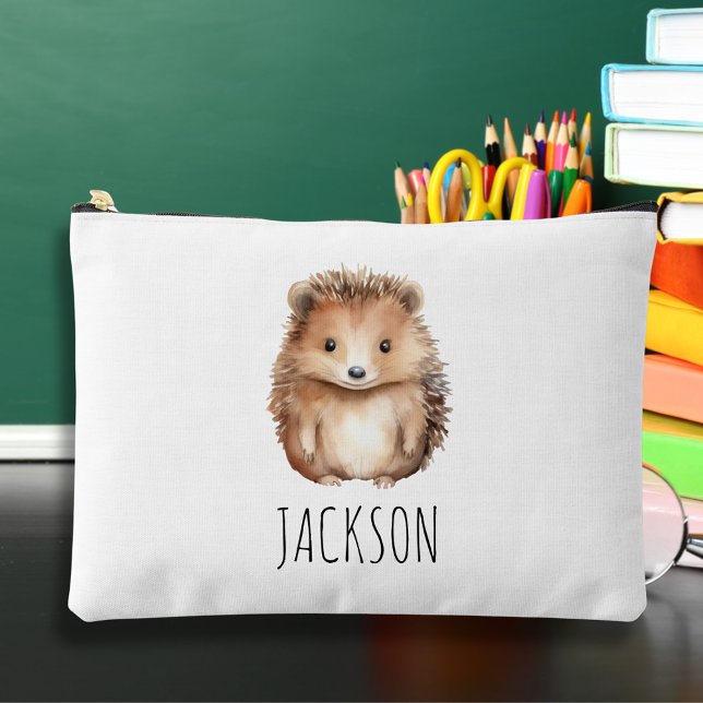 Pochette À Accessoires Joli Hérisson ! Coque de crayon personnalisé ou (Cute Hedgehog Custom monogram Pencil Case sitting on school desk with pencils and books)