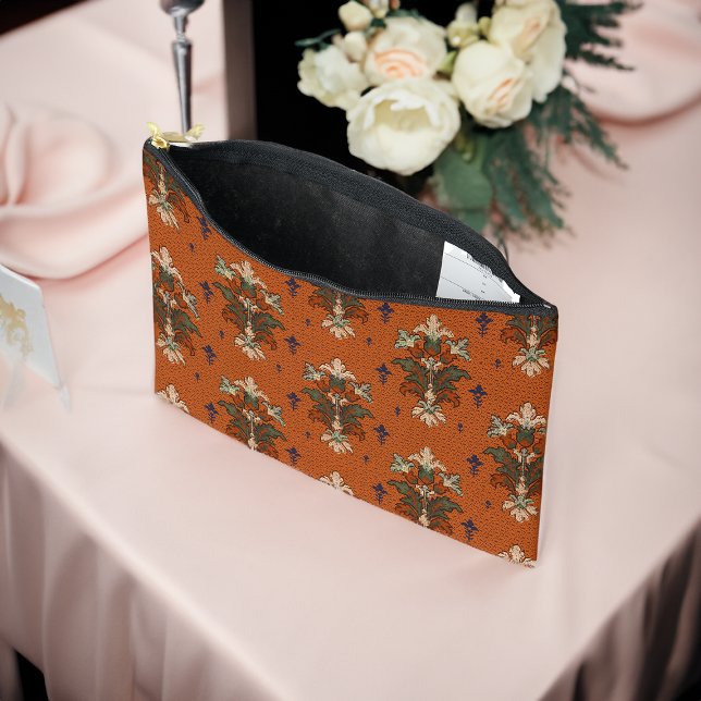 Pochette À Accessoires Maquillage Mariage Art Nouveau Bouquets Floraux (Art Nouveau Floral Bouquets Wedding Makeup Accessory Pouch Open At A Wedding Table)