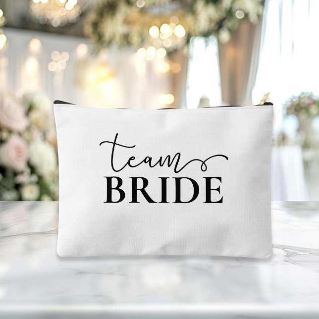 Pochette À Accessoires Mariée - Équipe de la mariée ! Nom du cadeau  ("This Bride / Team Bride accessory and makeup bag showcases a sleek black script font with elegant s)
