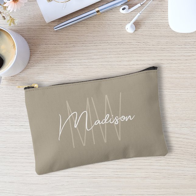 Pochette À Accessoires Moderne monogramme de nom écriture beige (Modern Monogram Name Script Beige Accessory Pouch)