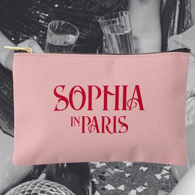 Pochette À Accessoires Nom personnalisé rouge français sur fond rose pous (Créateur téléchargé)