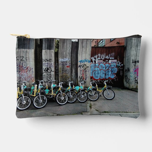 Pochette À Accessoires Vélos, devant le mur de graffiti (Recto)