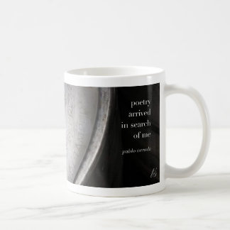 Poesie an der Arbeit-Poesie kam auf der Suche nach Kaffeetasse