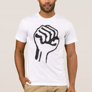 Poing augmenté de T-shirt de protestation
