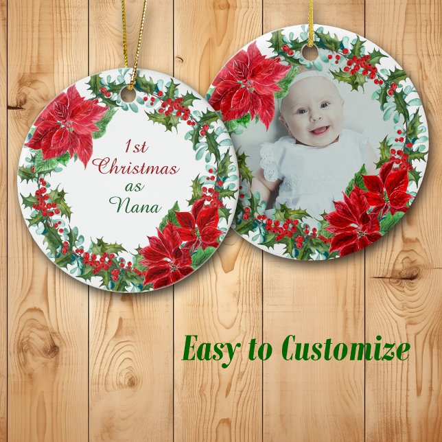 Poinsettia und Holly Wreath Nana Erste Weihnachtsf Keramik Ornament (Von Creator hochgeladen)
