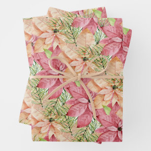 Poinsettias et pins enveloppant des feuilles de pa
