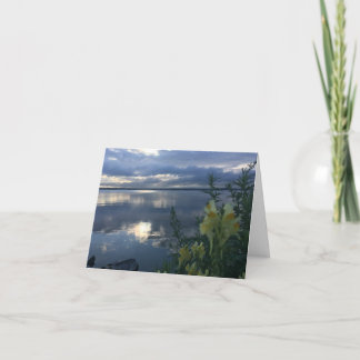 Points lumineux sur une carte de jour nuageuse