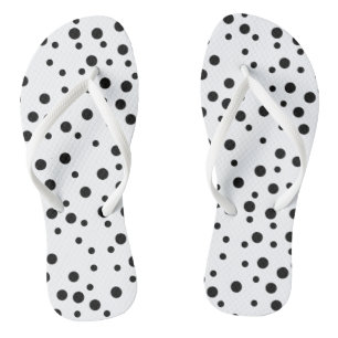 Points noirs sur des tongs blanches