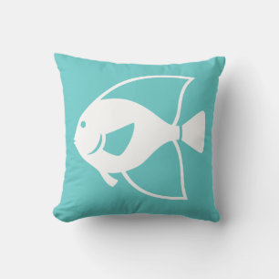 poisson blanc sur un oreiller bleu sarcelle