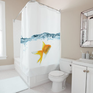 Poissons sous le rideau en douche de l'eau
