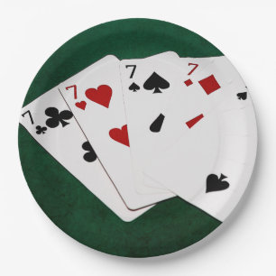 Poker Hände - vier von einer Art - sieben und zwei Pappteller