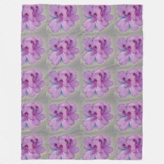 Polaire Fleur pourpre sur la couverture d'ouatine de gris
