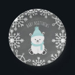 Polar Bear Boy Winter Baby Dusche Pappteller<br><div class="desc">Babyduschpapier-Teller mit einer Abbildung eines Babypolarbären,  der einen blauen Hut und Schal über einem mit Schneeflocken inspirierten Hintergrund trägt und von Schneeflocken umgeben ist. Personalisieren Sie den Namen.</div>