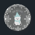 Polar Bear Boy Winter Baby Dusche Pappteller<br><div class="desc">Babyduschpapier-Teller mit einer Abbildung eines Babypolarbären,  der einen blauen Hut und Schal über einem mit Schneeflocken inspirierten Hintergrund trägt und von Schneeflocken umgeben ist. Personalisieren Sie den Namen.</div>