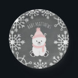 Polar Bear Girl Winter Baby Dusche Pappteller<br><div class="desc">Babyduschpapier-Teller mit einer Abbildung eines Babypolarbären,  der einen rosa Hut und Schal über einem mit Schneeflocken inspirierten Hintergrund trägt und von Schneeflocken umgeben ist. Personalisieren Sie den Namen.</div>