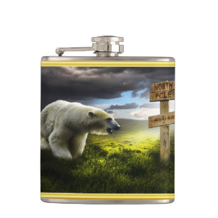 Polarbär mit Blick auf das Nordpol-Holzschild Flachmann