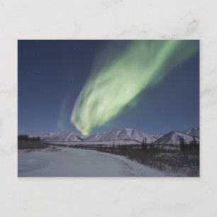 Polarlicht-Streifen füllen den Himmel Postkarte