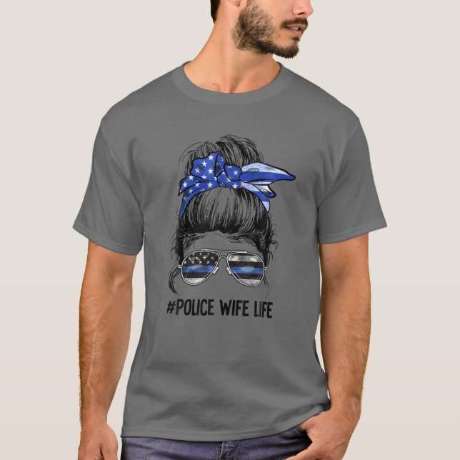 Police Ehefrau Life Messy Bun Thin Blue Line zurüc T-Shirt (Vorderseite)