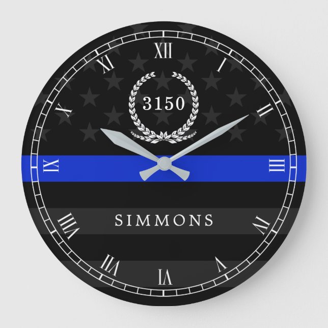 Police Styled American Flag Badge and Name Große Wanduhr (Vorderseite)