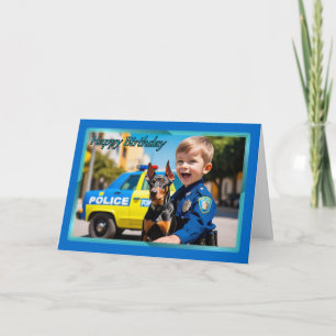 Policier avec la carte d'anniversaire du garçon Do