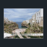 Polignano a Mare city beach in Puglia Bar Postkart Postkarte<br><div class="desc">Postkarte des städtischen Strandes und der Bucht,  die von weißen Häusern an Felsen in der Küstenstadt Polignano a Mare in Puglia,  Süditalien mit einer verblassenden Bar und dem Text begrenzt wird: "Polignano a Mare".</div>