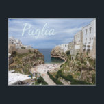 Polignano a Mare city beach, Puglia Text Postkarte<br><div class="desc">Postkarte des städtischen Strandes und der Bucht,  die von weißen Häusern an Felsen in der Küstenstadt Polignano a Mare in Puglia,  Süditalien mit dem Text "Puglia" begrenzt wird.</div>