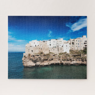 Polignano, das eine Stute auf einer Klippe in
