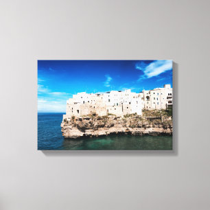 Polignano, das eine Stute auf einer Klippe in Leinwanddruck