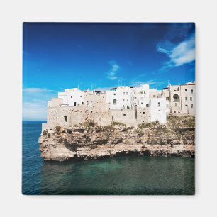 Polignano, das eine Stute auf einer Klippe in Magnet