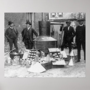Polizei mit beschlagnahmtem Destillierapparat, 192 Poster