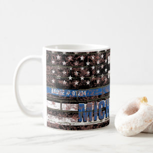 Polizei verdünnt blaue Linie die beunruhigte mit Kaffeetasse