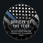 Polizeibeamte der Blue Line-Flagge des Jahres Dartscheibe<br><div class="desc">Dieses Design verfügt über eine Polizeiflagge mit schwarz-weißen Streifen und einen dünnen blauen Streifen. Dieses Dartboard ist ideal,  um einem Offizierssheriff,  Kapitän oder Chef für ihren Dienst zu danken und sie als Offizier des Jahres zu erkennen.</div>