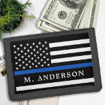 Polizeibeamte Personalisierte Thin Blue Line Trifold Geldbörse<br><div class="desc">Thin Blue Line Wallet - American Flag in Police Flag Farben, modernes schwarz blaues Design. Personalisieren Sie die Personalisierung mit dem Namen des Polizeibeamten. Diese personalisierte Polizeiwallet ist ideal für Polizei- und Strafverfolgungsfamilien und alle, die sie unterstützen. Ein wunderbares Geschenk für den Polizeiruhestand oder den Abschluss der Strafverfolgung. COPYRIGHT ©...</div>