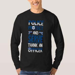 Polizeibeamte Schützen und bedienen Sie Abzeichen T-Shirt