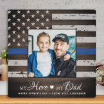 Polizeibeamter Hero Vater Personalisiertes Foto Fotoplatte<br><div class="desc">"Mein Held ❤️ mein Vater"! Überraschen Sie Ihren Lieblings-Polizeibeamten und Papa mit dieser super personalisierten Polizei Papa Foto Plakat heute Väter Tag. Personalisieren Sie mit Ihrem bevorzugten Foto, Ihrer Nachricht und Ihrem Namen. Besuchen Sie unsere Sammlung für die besten Polizisten Vater Väter Tagesgeschenke und Polizei Väter Tagesgeschenke von Kindern ....</div>