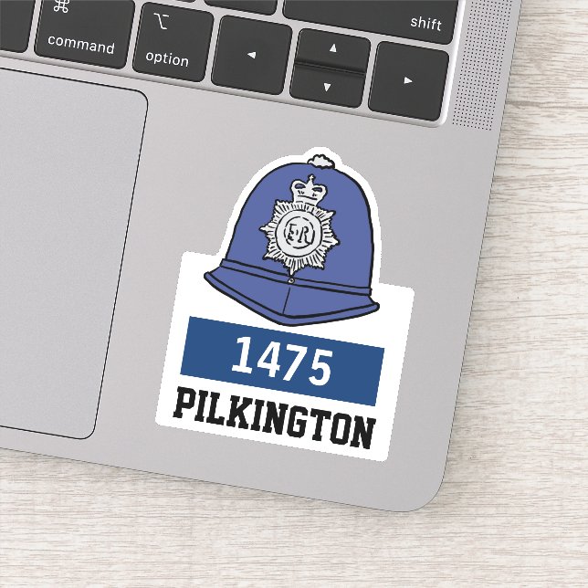 Polizeihelm mit Name und Nummer Aufkleber (Detail)