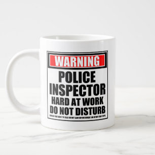 Polizeiinspektor bei harter Arbeit Jumbo-Tasse