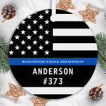 Polizeiliche Personalisierte Rechtsdurchsetzung mi Ornament Aus Metall<br><div class="desc">Thin Blue Line Police Officer Weihnachtsschmuck - Amerikanische Flagge in Polizei Flag Farben, moderne schwarz und blau Design . Passen Sie Ihren Namen an und personalisieren Sie ihn mit dem Namen der Polizeibeamten und dem Abzeichen. Dieses personalisierte Vollzugsschmuck eignet sich hervorragend für Polizeidienststellen und Strafverfolgungsbeamte, kleine Geschenke und Weihnachtsgeschenke für...</div>