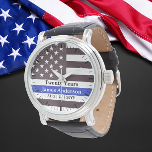Polizeischutz beobachtet die US-Flagge mit der bla Armbanduhr