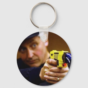 Polizist mit einem Taser Gewehr Schlüsselanhänger