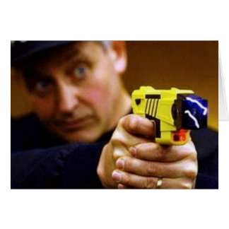 Polizist mit einer Taserwaffe