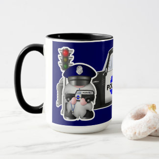 Polizist mit Polizeiwagen genome Tasse