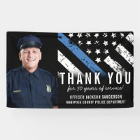 Polizisten-Rentner-Foto mit Polizeiflagge