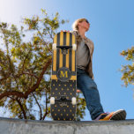 Polka Dot Golden Yellow and Black Stripes Skateboard<br><div class="desc">Skateboard. Polka Dot goldgelbe und schwarze Streifen mit Monogramm bereit für Sie zu personalisieren. ✔ HINWEIS: ÄNDERN SIE NUR DIE VORLAGEBEREICHE, DIE SIE BENÖTIGEN! 😀 Sie können den Text bei Bedarf entfernen und neu hinzufügen, was immer Sie möchten und welchen Schriftart Sie möchten. 📌 Wenn Sie weitere Anpassungen benötigen, klicken...</div>