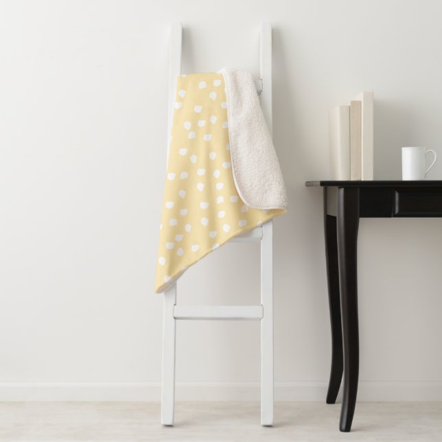 Polka Dot Wrapping Paper Baby Boy Yellow Sherpadecke (Beispiel)