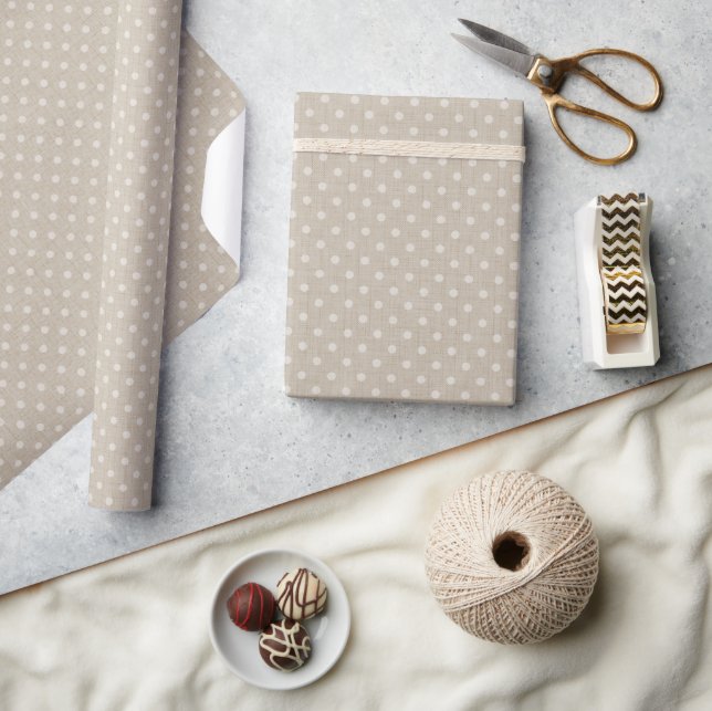 Polka dotiert auf einem texturierten Beige Geschenkpapier (Kunsthandwerk)