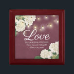 Polterabend Hydrangea String Light Burgundy Red Erinnerungskiste<br><div class="desc">Moderne Vorlagen für Hochzeiten - Elegante weiße,  hübsche Hydrangea-Blume und Streichleuchten auf Burgundy Red Background. Ein perfektes Design für Ihren großen Tag. Alle Textstile,  Farben,  Größen können an Ihre Bedürfnisse angepasst werden!</div>