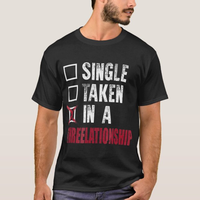 Polyamory T Throuple Relationship Status T-Shirt (Vorderseite)